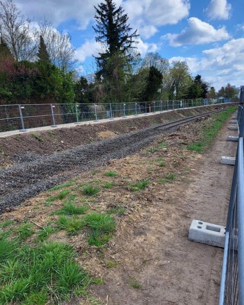 Fehlende Gleise auf dem Schotter der Bahnstrecke