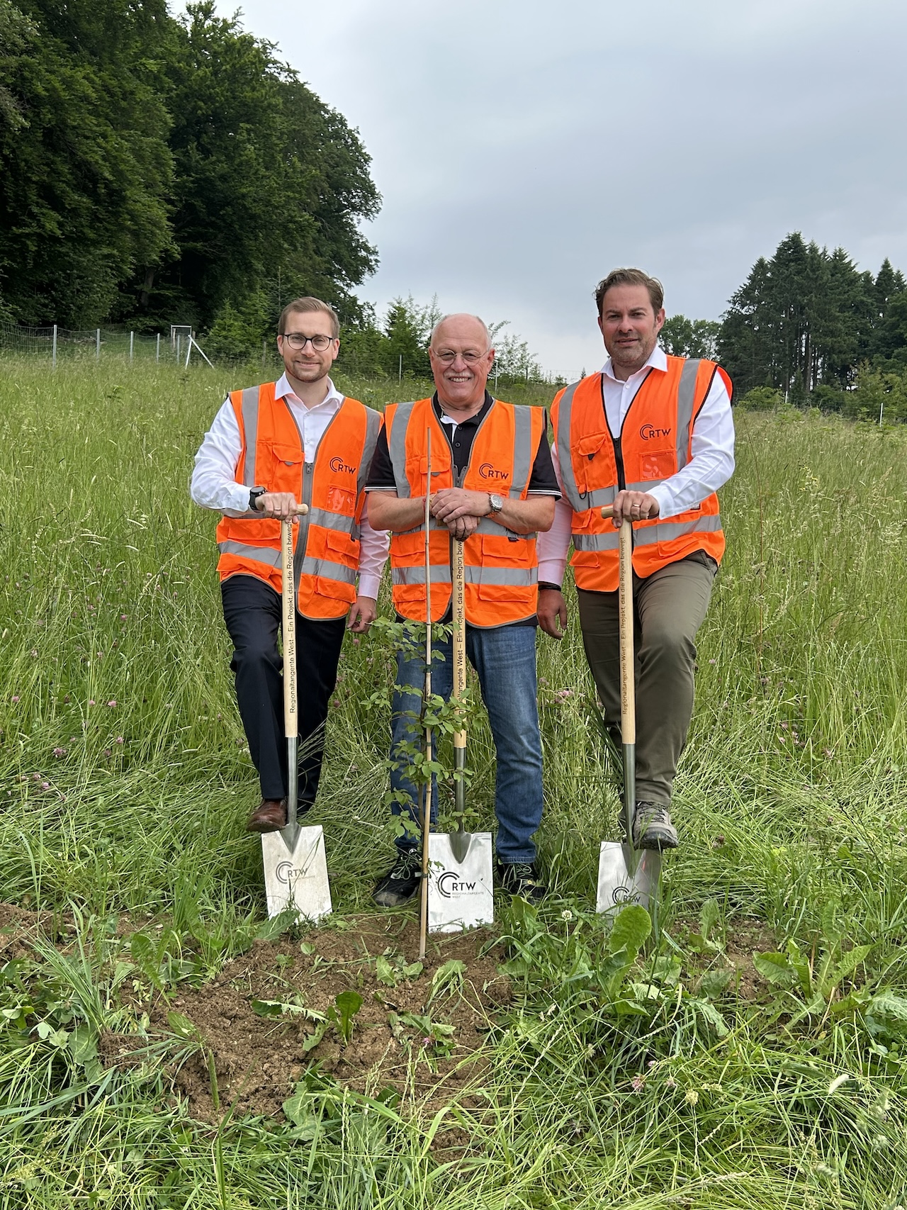 Bürgermeister Gemeinde Hohenstein Patrick Berghüser, RTW-Geschäftsführer Horst Amann, Landrat Sandro Zehner bei einer Pflanzaktion der RTW